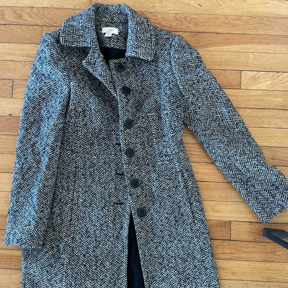 Beautiful winter coat, I am 5’6” and it falls about mid-thigh.